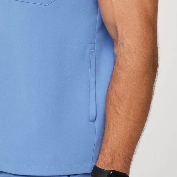 FIGS Chisec Three-Pocket Scrub Top men’s size medium - Picture 2 of 8